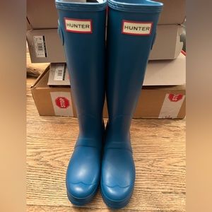 Hunter boots in Ocean size 7 matte finish.